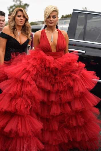 ¿Quién es el diseñador del vetido rojo de Bebe Rexha en los Grammys 2019?