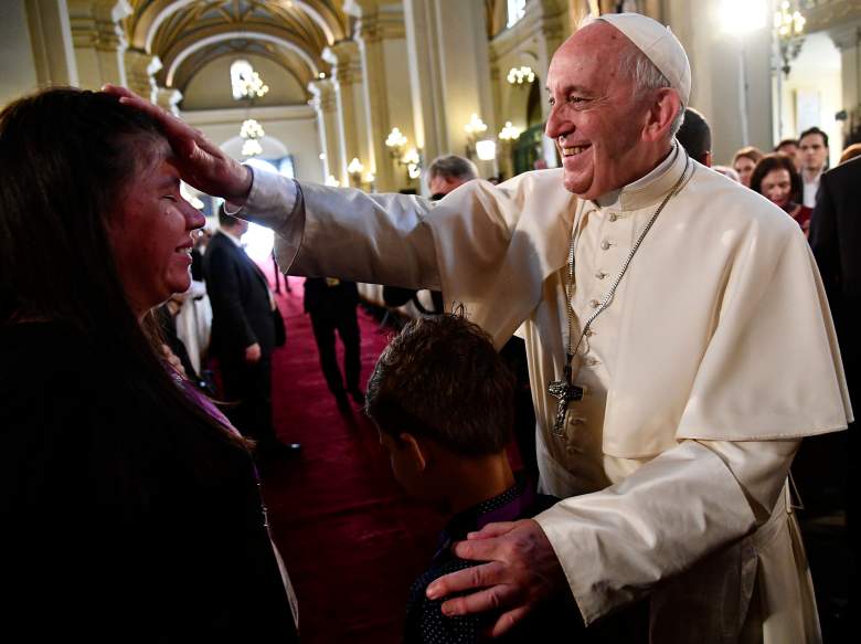 El Papa Francisco le dio de comer a 1500 pobre: ¿pero le hizo publicidad a Coca-Cola?