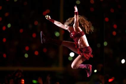 Quién es el diseñador de los trajes de Shakira en el Súper Bowl?