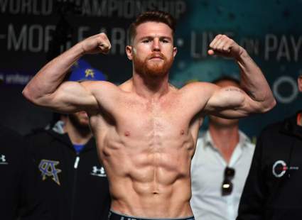 Video: El Canelo Álvarez cae rendido ante el reto viral de la escoba: ¿cuál es el truco?