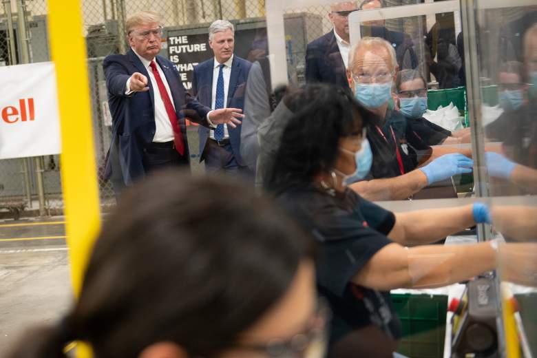 Trump terminó su cuarentena: visitó fábrica de mascarillas y no se quiso poner una