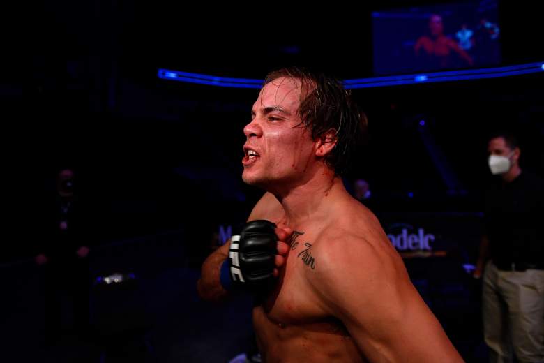UFC: Elkins terminó desfigurado por codazo de Landwehr