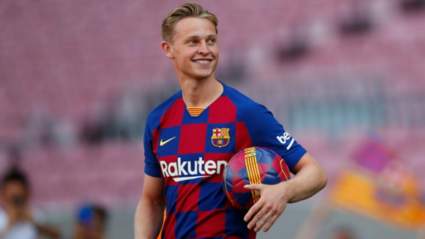 De Jong con venda se divierte con su perro