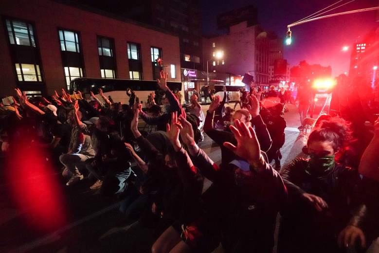 Policías de Nueva York se arrodillan en medio de protesta: ¿por qué?