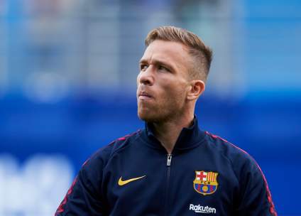 [VIDEO] El brasileño Arthur se duerme en las gradas y enfada a los hinchas de Barcelona