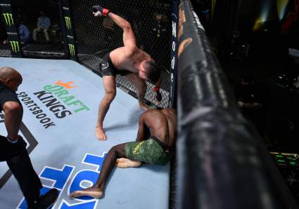 [VÍDEO] Este luchador de la UFC consigue un KO con un rodillazo y después reta a Nate Díaz
