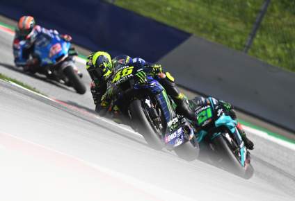[VIDEO] Valentino Rossi vuelve a nacer tras impactante accidente: las imágenes del milagro