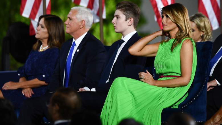 Melania Trump llevaba un vestido verde lima que ahora se convierte en una pantalla verde.