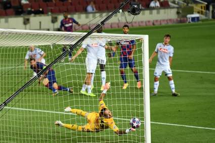 [VÍDEO] Espectacular golazo de Messi cayendo al suelo para ganar al Nápoles