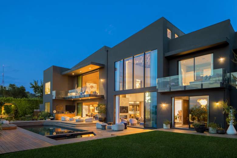 John Legend y esposa ponen a la venta mansión por $23.9 millones
