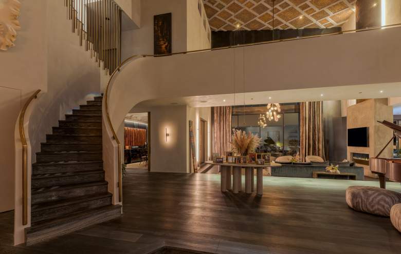 John Legend y esposa ponen a la venta mansión por $23.9 millones