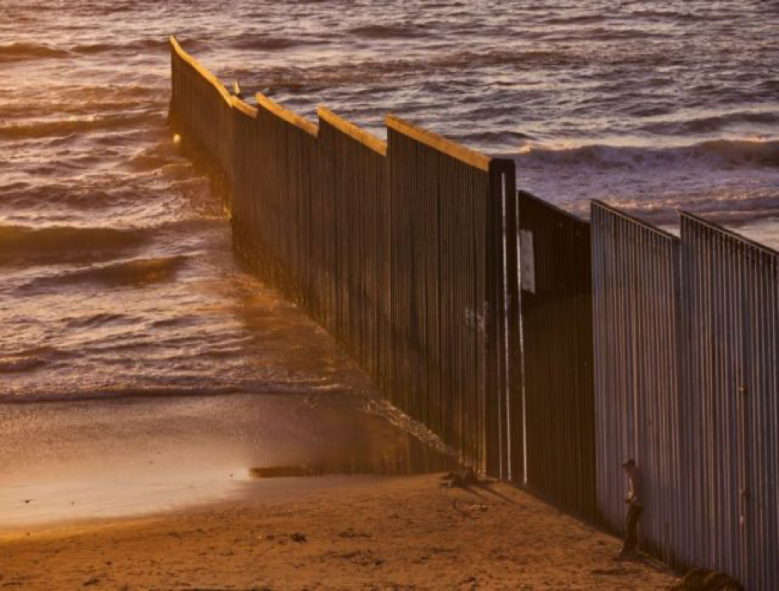 El muro o valla separa a San Diego y Tijuana y se adentra unos 100 metros en el mar.