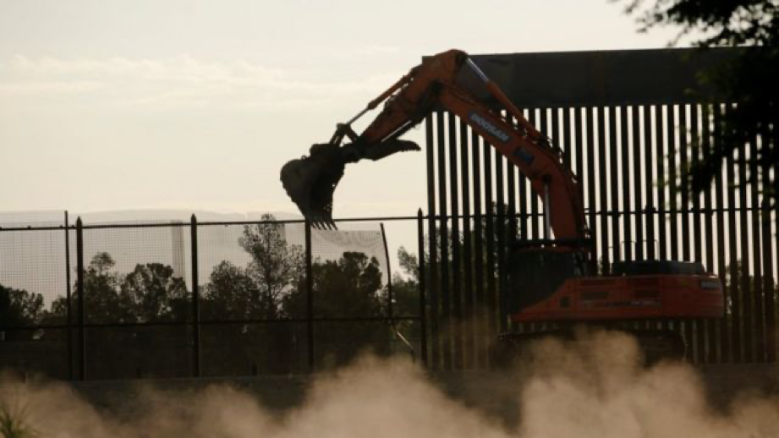 En distintos puntos fronterizos de Texas se pueden ver trabajos de construcción o sustitución del muro.