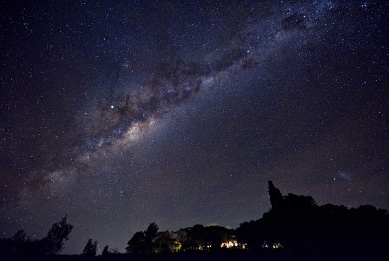 El Centro Galáctico de la Vía Láctea y la galaxia Pequeña Nube de Magallanes (SMC) se ven a última hora del 10 de mayo de 2019 desde el campo uruguayo en el departamento de Soriano