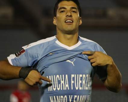 El emotivo festejo de Luis Suárez tras su gol a Chile: ¿qué decía su remera?