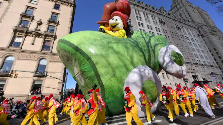 El globo Green Eggs and Ham flota a baja altura en la ruta del desfile durante el 93 ° Desfile Anual del Día de Acción de Gracias de Macy's el 28 de noviembre de 2019