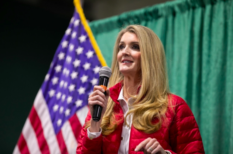 La senadora estadounidense Kelly Loeffler  habla a la multitud de simpatizantes durante un mitin "Defender a la mayoría" en el Centro de Agricultura y Feria Nacional de Georgia el 19 de noviembre de 2020 en Perry, Georgia.