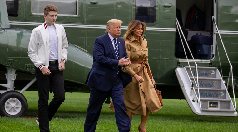 Barron Trump, el presidente Donald Trump y la primera dama Melania Trump caminan por el jardín sur de la Casa Blanca el 16 de agosto de 2020.