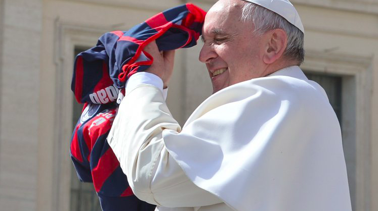 El papa Francisco con la camiseta de San Lorenzo. 
