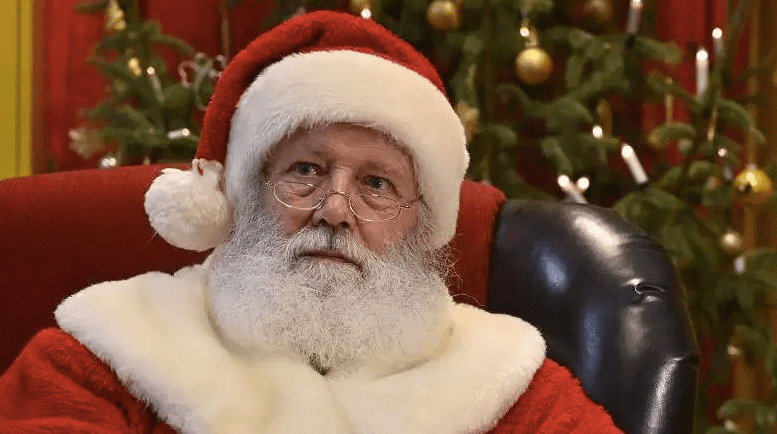 Santa se está preparando para Navidad.