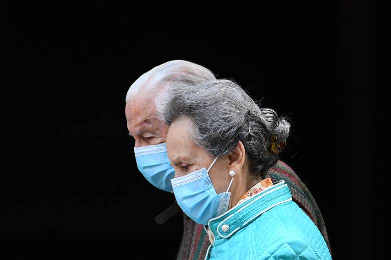 Pareja de adultos mayores en tiempos de pandemia de Covid-19 en Madrid, España.