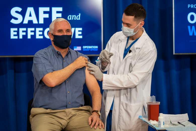 El vicepresidente Mike Pence, recibiendo la vacuna contra el Covid-19 en un acto público.