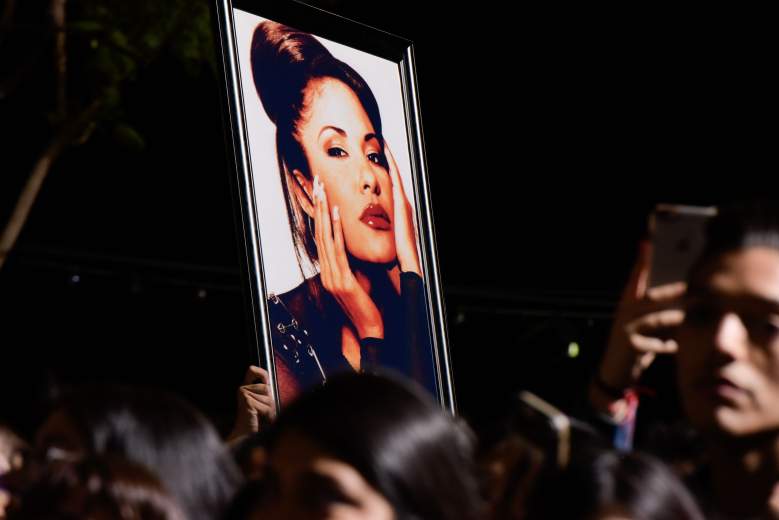 Los fanáticos de Selena y la música latina en 2017, mientras sostienen un póster de ella.