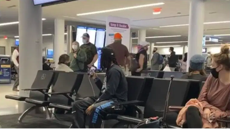 Hombre fue captado en video llorando en el aeropuerto.
