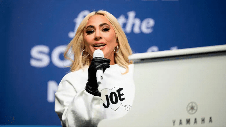 Lady Gaga en mitin político para el entonces candidato presidencial Joe Biden.