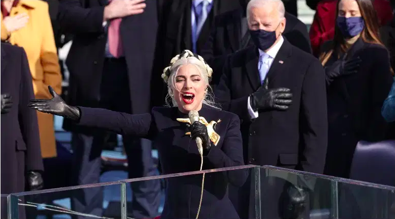 Lady Gaga canta el Himno Nacional en la toma de posesión del presidente de los Estados Unidos, Joe Biden.