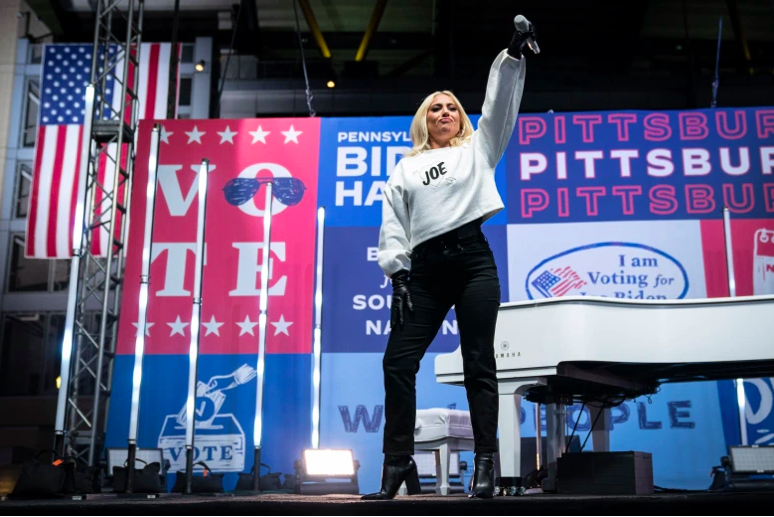 Lady Gaga actúa en apoyo de Joe Biden durante un mitin de campaña en el Heinz Field el 2 de noviembre de 2020 en Pittsburgh, Pensilvania.