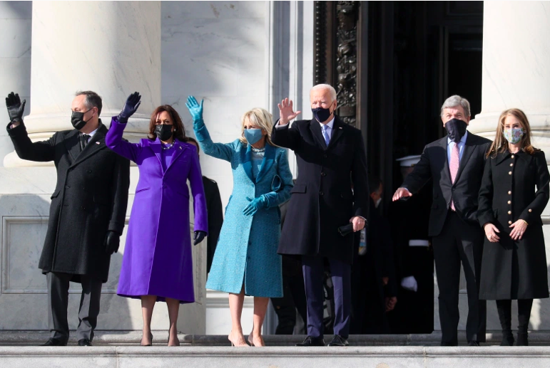 Doug Emhoff, la vicepresidenta electa de EE. UU. Kamala Harris, Jill Biden y el presidente electo Joe Biden saludan al llegar al frente este del Capitolio de EE. UU. Para la inauguración el 20 de enero de 2021 en Washington, DC. Durante la ceremonia de inauguración de hoy, Joe Biden se convierte en el 46º presidente de los Estados Unidos.