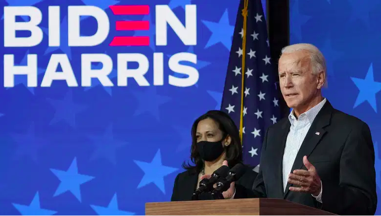 El candidato presidencial demócrata Joe Biden habla mientras la candidata a la vicepresidencia, la senadora Kamala Harris (D-CA), escucha en el teatro Queen el 05 de noviembre de 2020