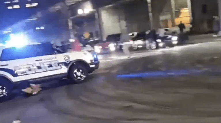 En el momento en que el oficial de policía de Tacoma atropelló a la gente.