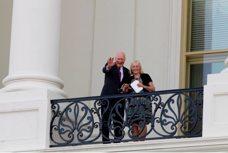 El senador Patrick Leahy (D-VT) y su esposa Marcelle Leahy saludan desde el balcón del Capitolio, antes de que el Papa Francisco se dirija a una reunión conjunta del Congreso de los Estados Unidos el 24 de septiembre de 2015.