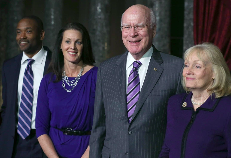 El senador Patrick Leahy (D-VT) (2nd-R), junto a su esposa Marcelle Leahy (R), su hija Alicia Jackson (2nd-L) y su yerno Lawrence Jackson (L), después de jurar como presidente pro tempore del Senado de los Estados Unidos en 2012.