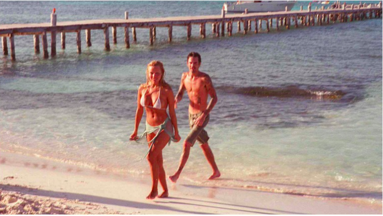 Pamela Anderson y el músico Tommy Lee en la playa después de su boda, Cancún, México, febrero de 1995