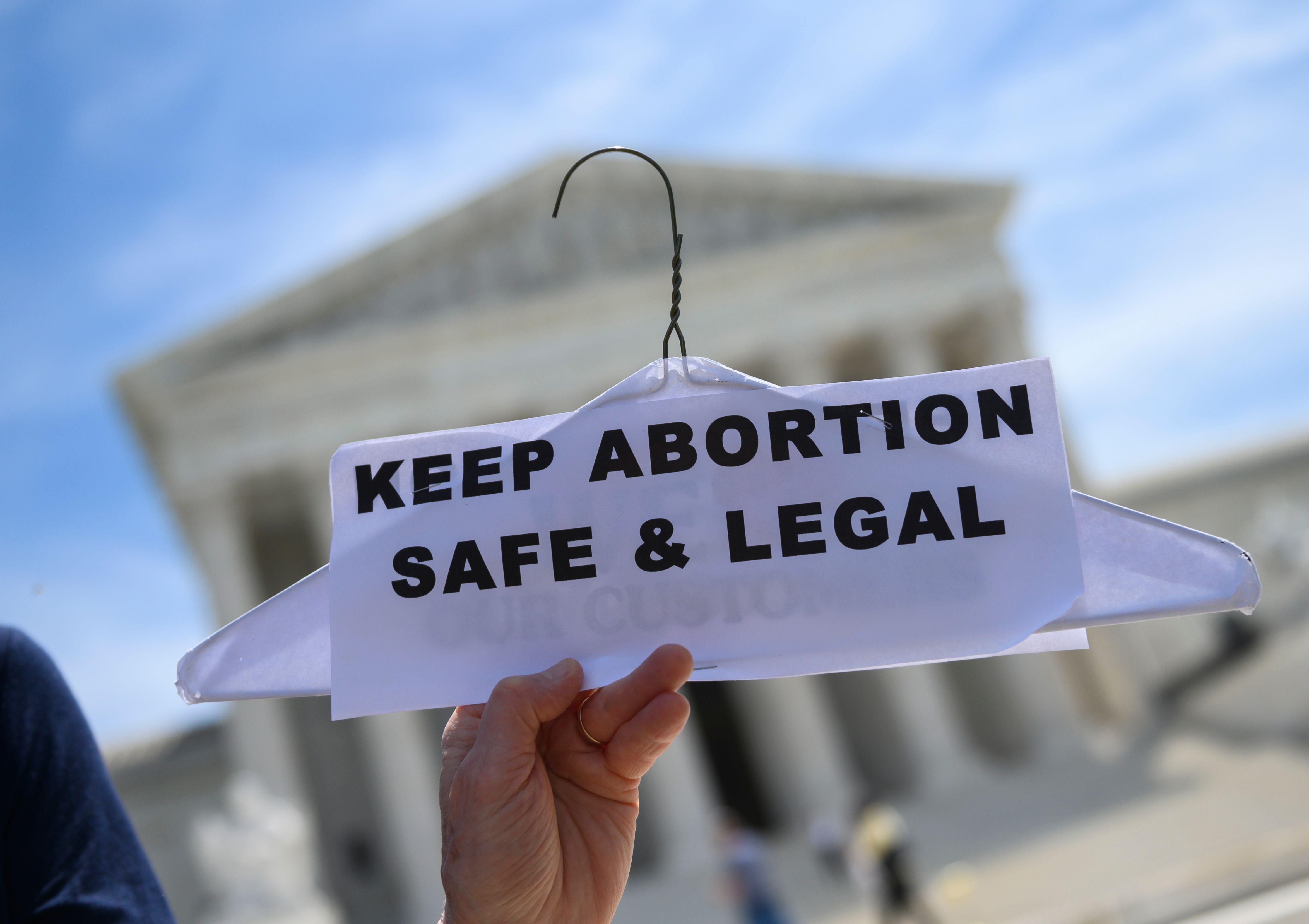 Activistas por el derecho al aborto se manifiestan frente a la Corte Suprema de Estados Unidos en Washington, DC, el 21 de mayo de 2019.