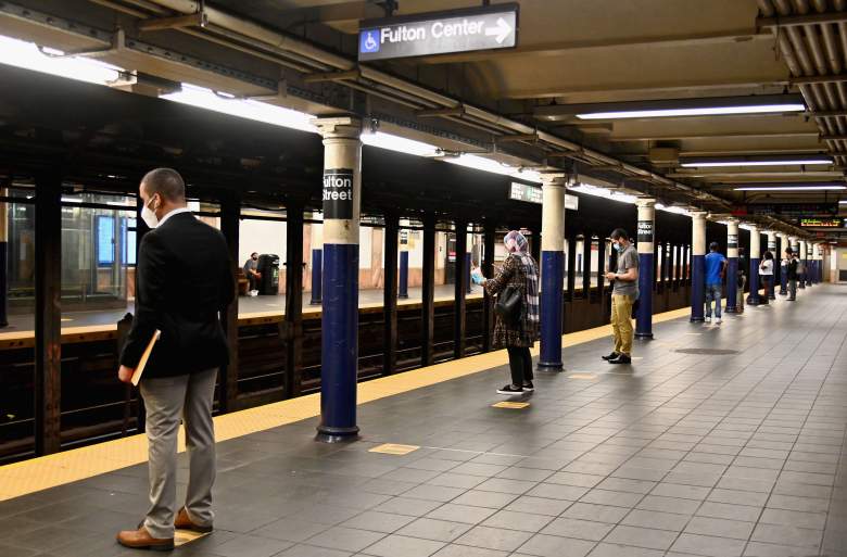 Hombre muere electrocutado en Nueva York tras arrojar a otro a los rieles del metro