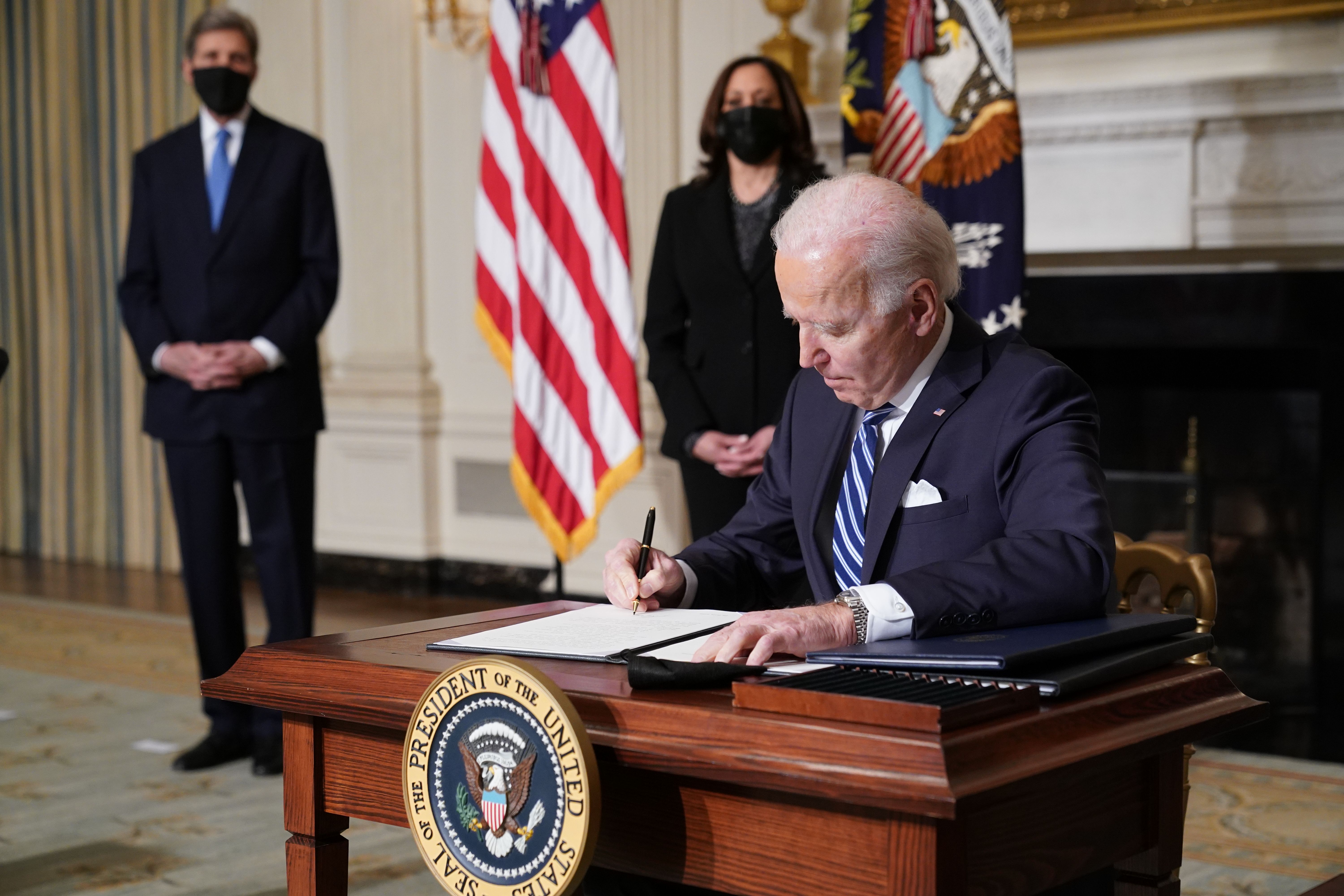 El presidente de los Estados Unidos, Joe Biden, habla sobre los problemas del cambio climático en el Comedor Estatal de la Casa Blanca el 27 de enero de 2021 en Washington, DC.