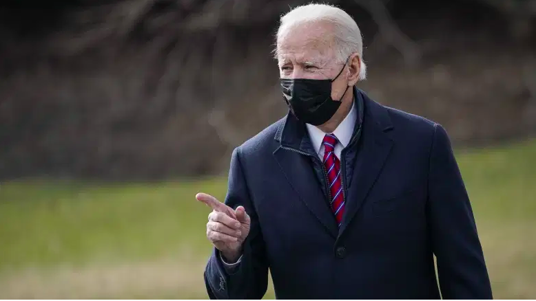 El presidente de los Estados Unidos, Joe Biden, camina hacia Marine One en el jardín sur de la Casa Blanca el 29 de enero de 2021 en Washington, D.C.