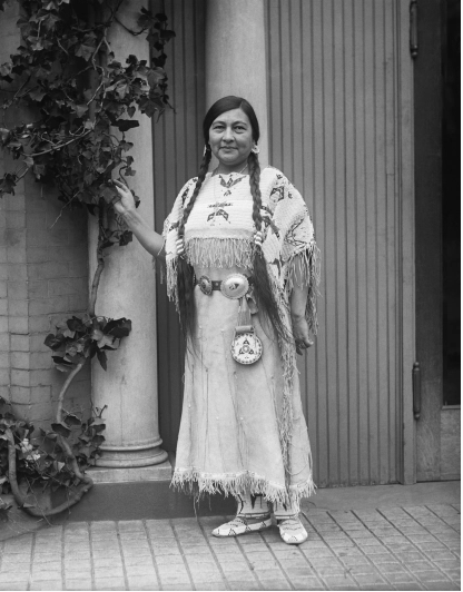 Entre las mujeres prominentes que asistieron a la reunión del Partido Nacional de Mujeres en Washington se encontraba la Sra. Gertrude Bonnin, de soltera princesa Zitkala-Sa de la tribu Sioux.