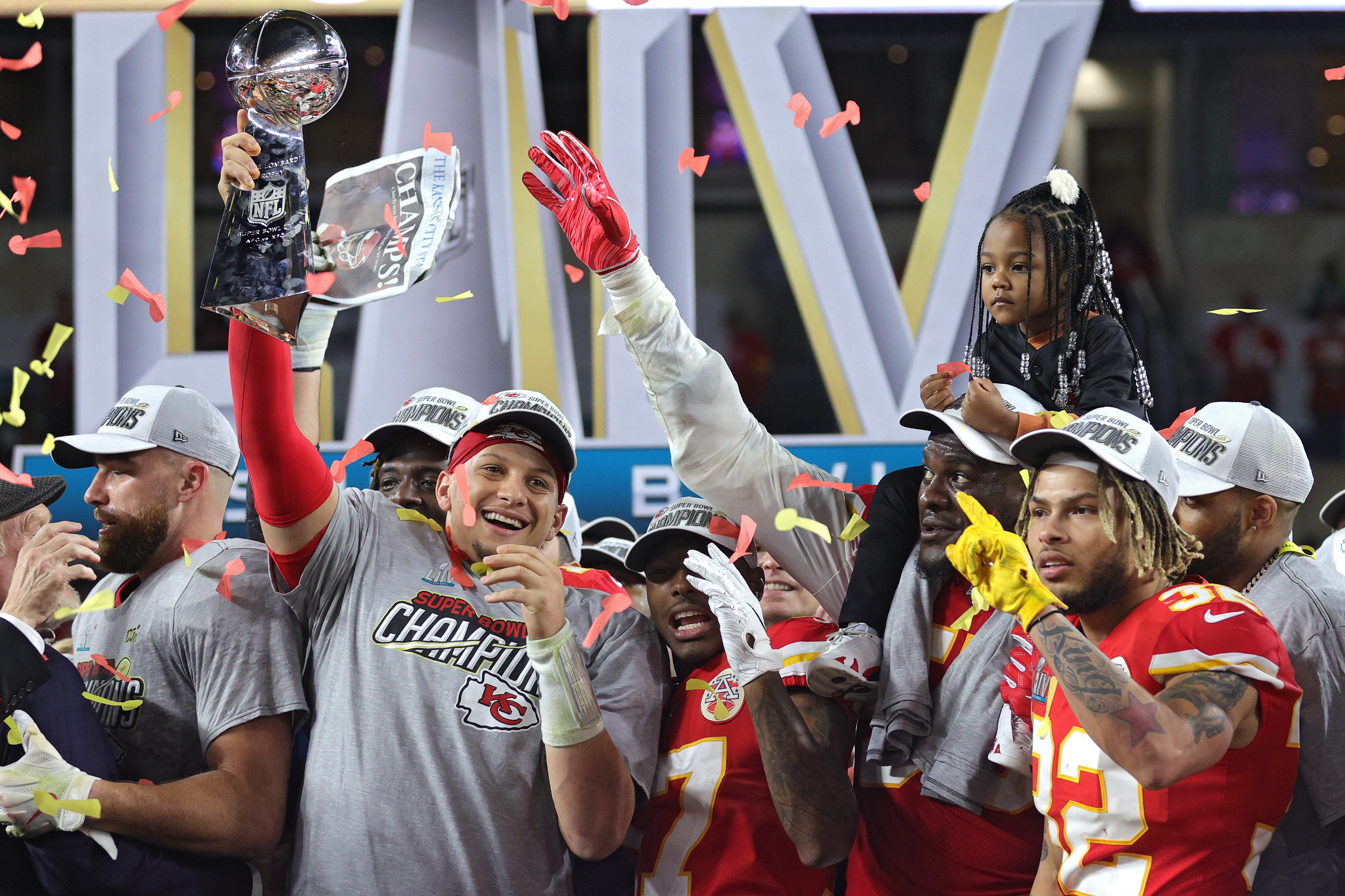 Patrick Mahomes # 15 de los Kansas City Chiefs levanta el Trofeo Vince Lombardi después de derrotar a los San Francisco 49ers 31-20 en el Super Bowl LIV en el Hard Rock Stadium el 02 de febrero de 2020 en Miami, Florida.