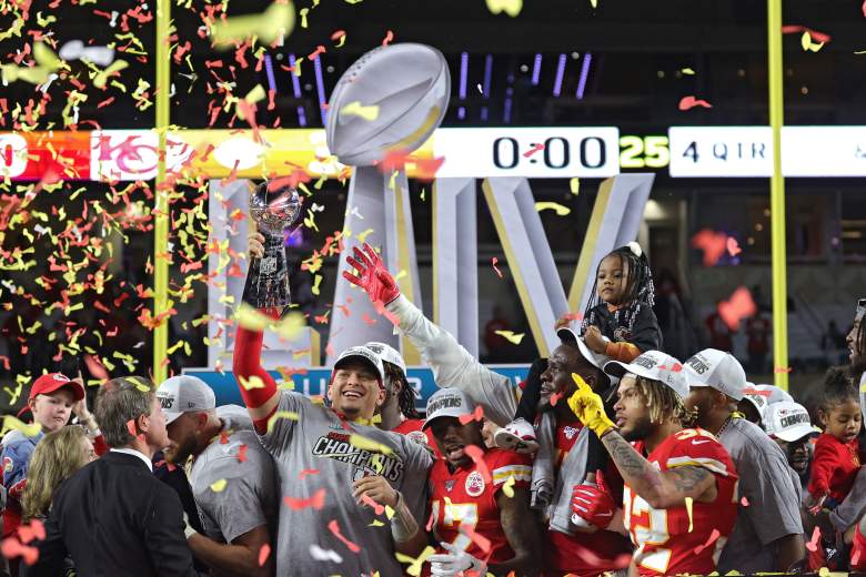 Patrick Mahomes # 15 de los Kansas City Chiefs levanta el Trofeo Vince Lombardi después de derrotar a los San Francisco 49ers 31-20 en el Super Bowl LIV en el Hard Rock Stadium el 02 de febrero de 2020 en Miami, Florida.