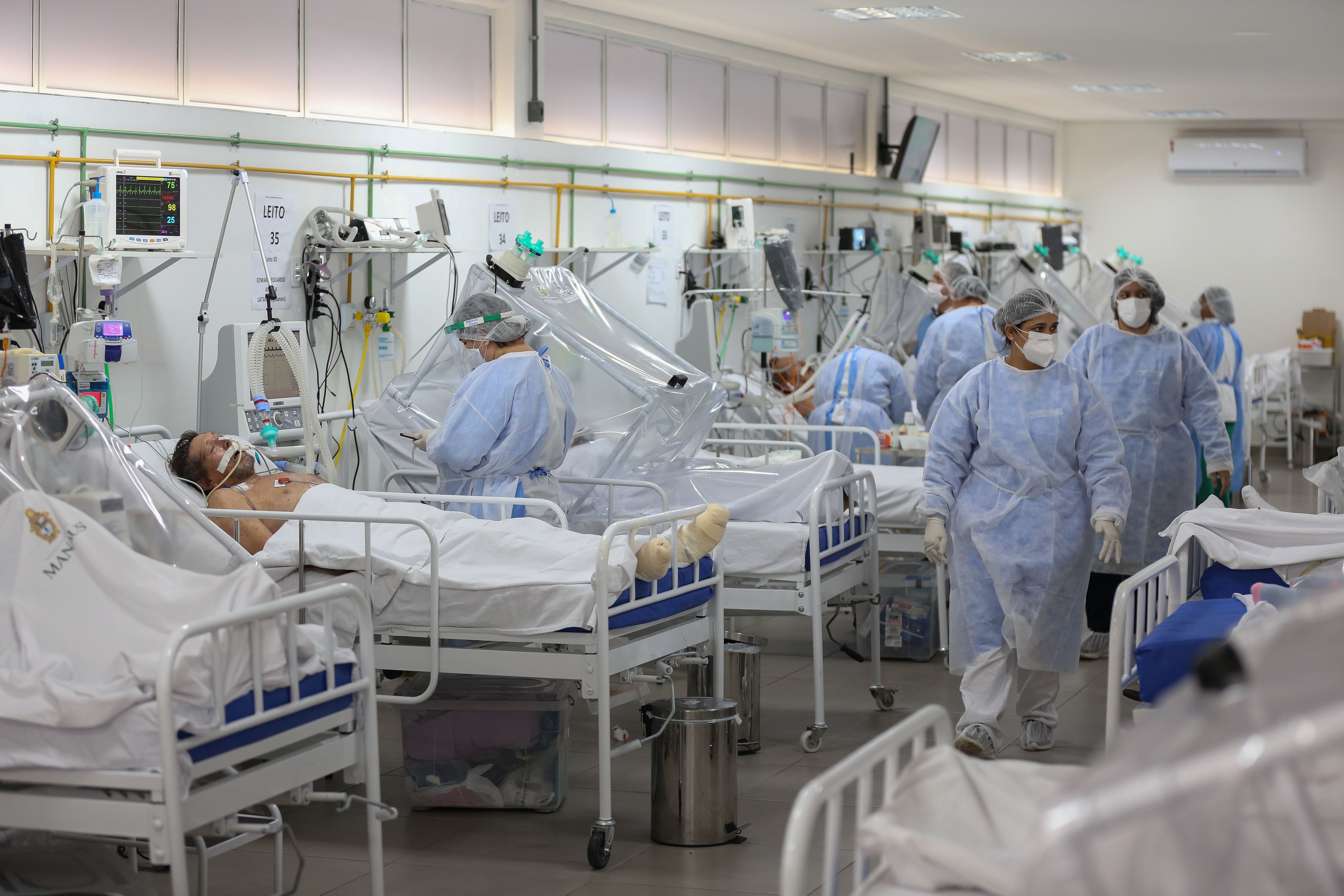 Los trabajadores de la salud y los pacientes permanecen en la Unidad de Cuidados Intensivos por COVID-19 del Hospital Gilberto Novaes en Manaus, Brasil, el 20 de mayo de 2020.