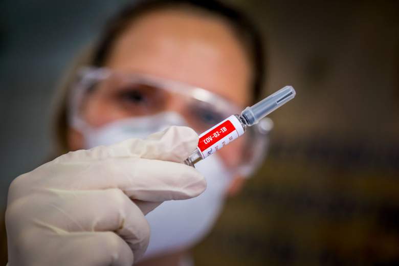 Una enfermera muestra una vacuna COVID-19 producida por la empresa china Sinovac Biotech en el Hospital Sao Lucas, en Porto Alegre, sur de Brasil, el 08 de agosto de 2020