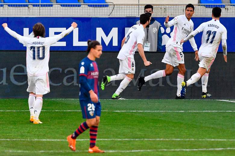 Festejo del Real Madrid ante Huesca tras el gol de Raphaël Varane.