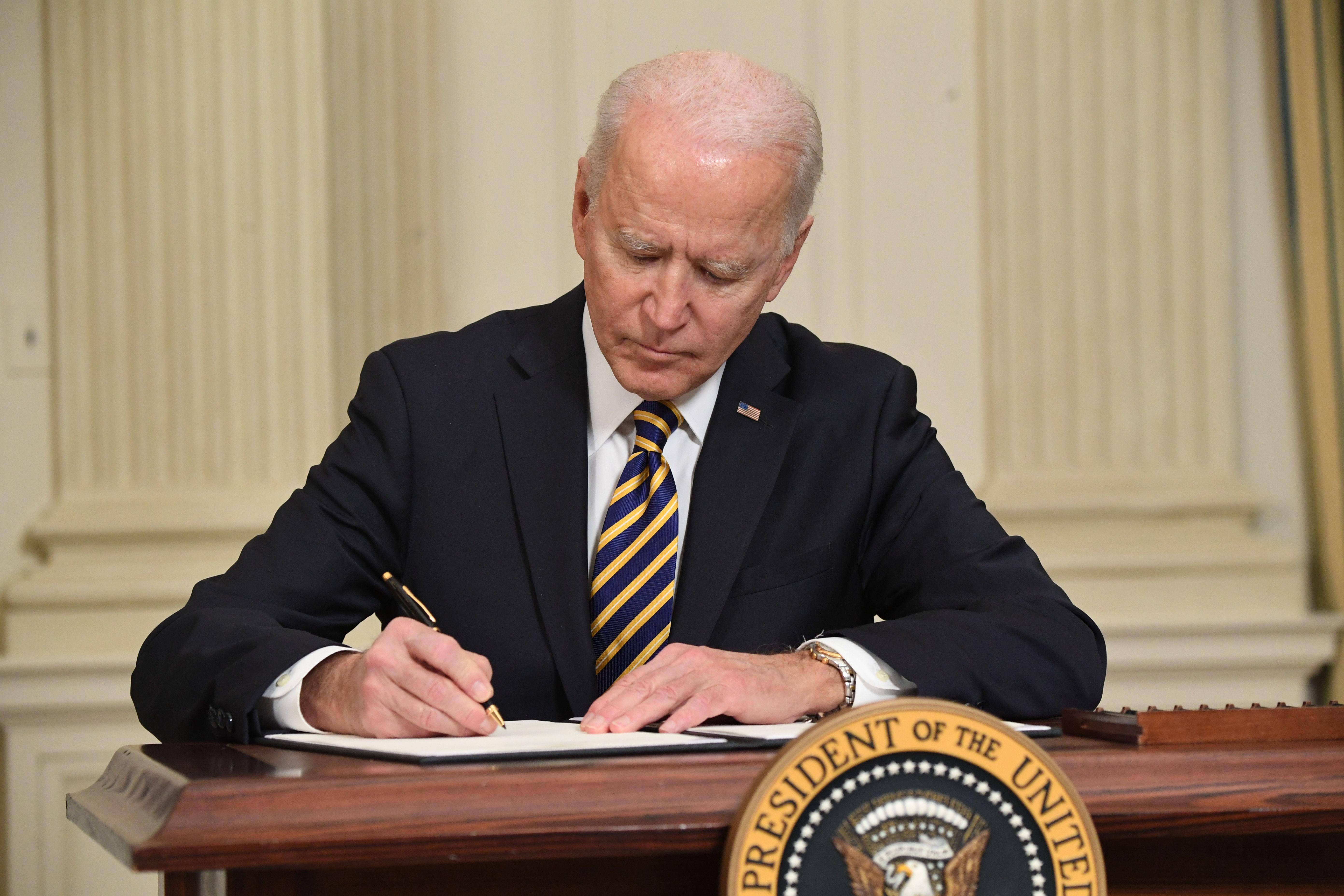 El presidente de los Estados Unidos, Joe Biden, firma una orden ejecutiva sobre la seguridad de las cadenas de suministro críticas, en el Comedor Estatal de la Casa Blanca en Washington, DC, el 24 de febrero de 2021.
