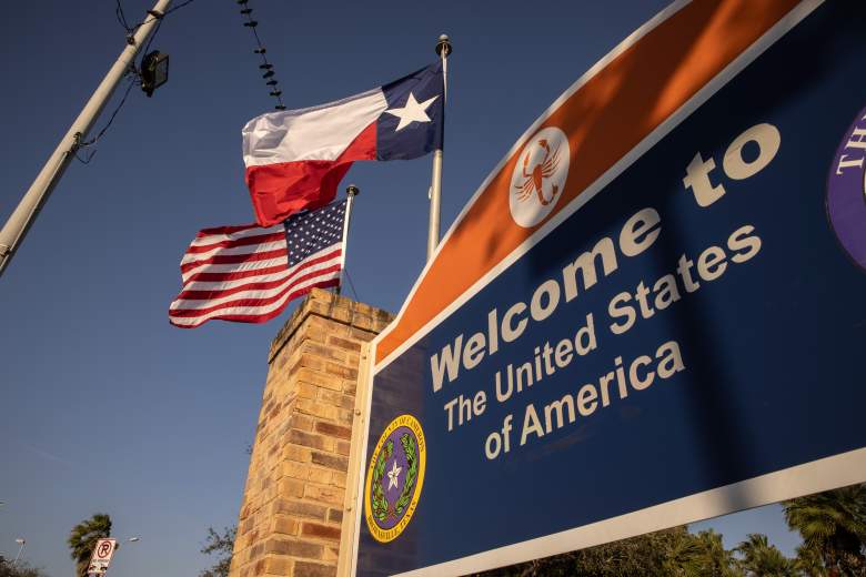 Las banderas de Estados Unidos y Texas ondean cerca de la frontera entre Estados Unidos y México el 24 de febrero de 2021 en Brownsville, Texas.