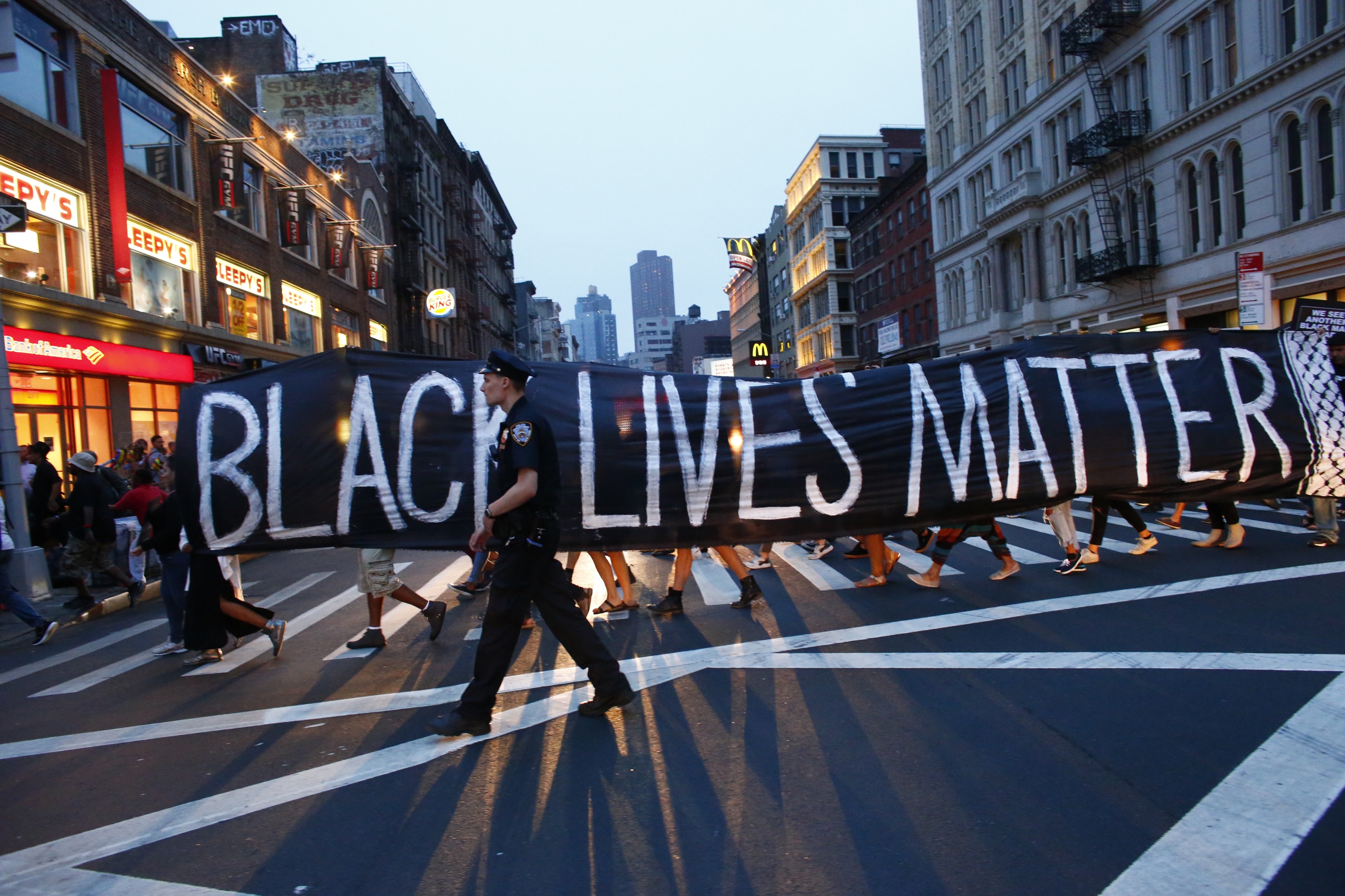 Un oficial de policía patrulla durante una protesta en apoyo del movimiento Black lives matter en Nueva York el 9 de julio de 2016